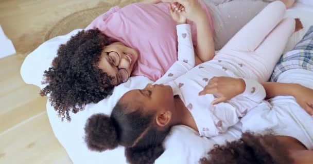 Мати Дитина Розмова Щасливі Ліжку Або Долоні Читають Майбутніх Розмов — стокове відео