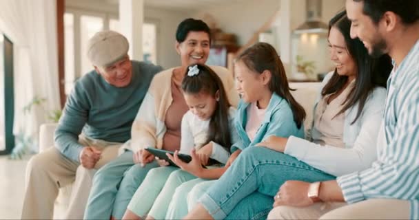 平板电脑和流媒体与大家庭在沙发上快乐 社交媒体或网站 与父母和孩子一起上网 — 图库视频影像