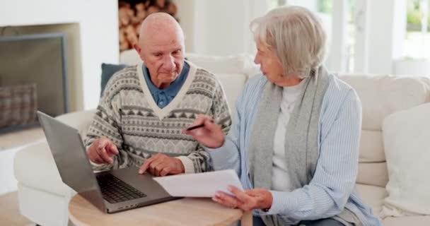 Stress Älteres Paar Mit Finanziellen Papieren Und Laptop Für Steuern — Stockvideo