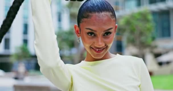 Впевнений Обличчя Або Жінка Місті Модою Міським Стилем Холодним Одягом — стокове відео