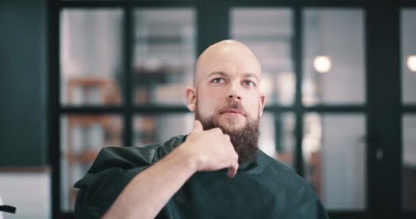 Haarpflege Glücklicher Mann Oder Bart Führen Friseurgeschäften Zur Behandlung Rasur — Stockvideo