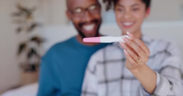 Szczęśliwa Para Uśmiech Sypialnia Testem Ciążowym Pozytywne Łóżko Zaskoczeniem Wyniki — Wideo stockowe
