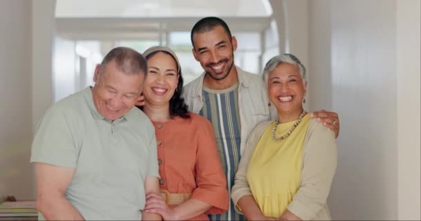 Lachen Bejaarde Ouders Dochter Zoon Met Liefde Verbondenheid Lachen Woonkamer — Stockvideo