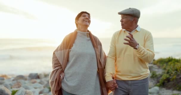 牵着手 爱或快乐的老年夫妇一起散步是为了健康 或是一起享受假期 新鲜空气或旅行 早上出游时聊天 海滩日出或放松老年人之间的联系 — 图库视频影像