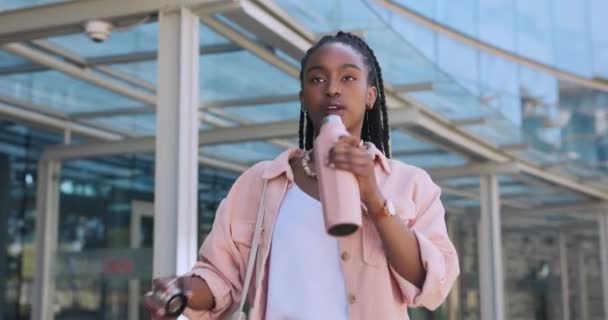 Αφρικανή Φοιτήτρια Που Πίνει Νερό Και Στο Κολέγιο Περπατώντας Σκέφτεται — Αρχείο Βίντεο