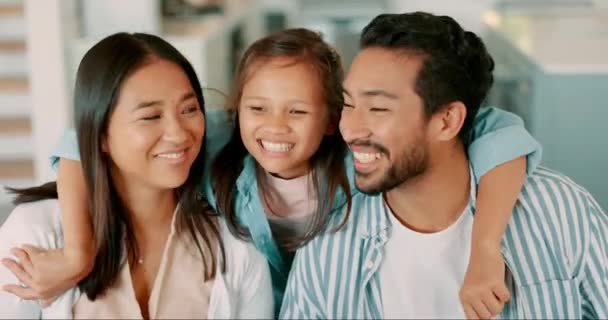 Cara Familia Feliz Madre Padre Niña Casa Vinculación Divertirse Juntos — Vídeos de Stock