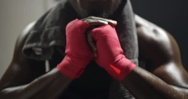 Черный Мужчина Руки Боец Готовятся Боксеру Соревнованиям Тренировкам Ночам Клубу — стоковое видео