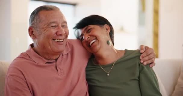 Zuhause Umarmung Und Lustig Mit Älteren Paar Liebe Und Entspannung — Stockvideo
