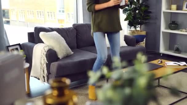 Frau Couch Und Denken Mit Kaffee Hause Und Entspannen Sie — Stockvideo