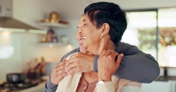 Liebe Senioren Paar Und Umarmung Hause Glücklich Und Verbindend Für — Stockvideo
