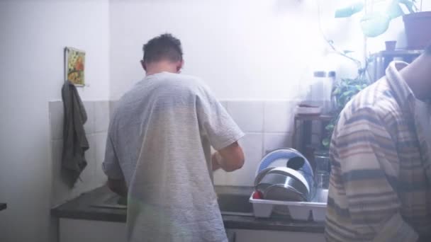 Άνθρωποι Μαγείρεμα Και Τον Καθαρισμό Στην Κουζίνα Για Γεύμα Μεσημεριανό — Αρχείο Βίντεο