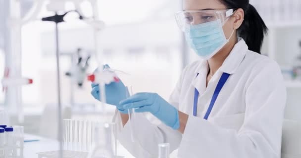 試験管 イノベーションのための研究 パイプ 病理学のための女性 科学者 研究室 専門家の分析 医学のための専門家 労働者または生物学 — ストック動画
