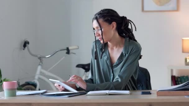 Contador Haciendo Cálculo Tableta Digital Mientras Trabaja Oficina Moderna Mujer — Vídeo de stock
