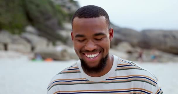 Man Face Relaxing Beach Laughing Happy Outdoors Travel Ocean Fun — Stock Video