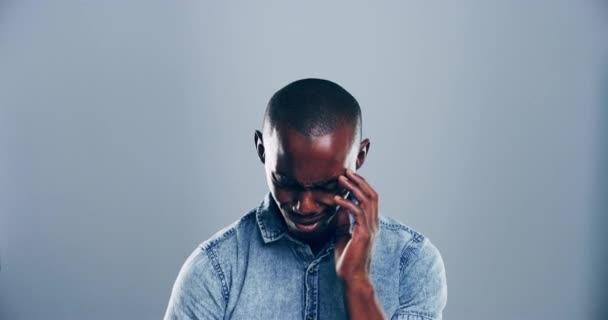 Θλιβερός Μαύρος Και Κλαίει Στο Στούντιο Για Κατάθλιψη Κρίση Και — Αρχείο Βίντεο