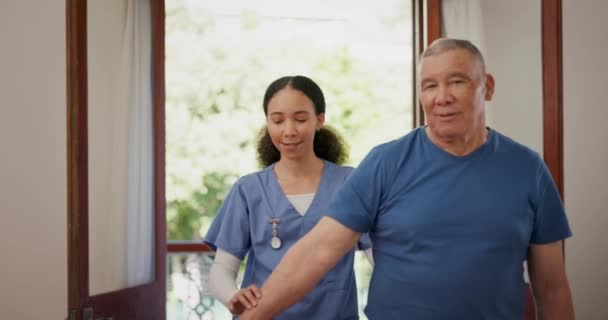 Fizik Tedavi Halter Kadının Yaşlı Adama Kol Egzersizi Ortopedik Iyileşme — Stok video