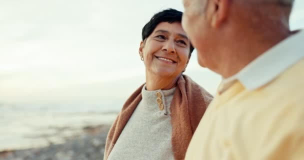 Senioren Paar Liebe Und Outdoor Strand Mit Einem Lächeln Glück — Stockvideo