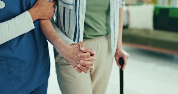 Wandelstok Verpleegkundige Handen Het Helpen Van Senior Patiënt Met Gezondheidszorg — Stockvideo