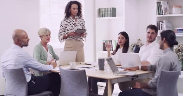 平板电脑和一个团队的商务人士在会议室一起讨论策略 在其公司办公室与一个雇员群体举行会议 讨论多样性和议程 以举办讲习班 — 图库视频影像