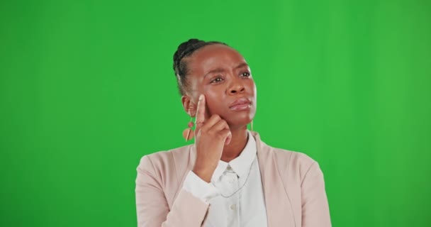 スタジオのバックグラウンドで孤立した明るいアイデアを持つシンキング グリーンスクリーン 黒人女性 知識を持つアフリカの少女は 背景に突然の計画を思慮深く見て — ストック動画