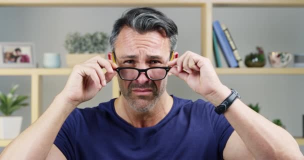 Brýle Vize Tvář Dospělého Muže Obývacím Pokoji Moderního Bytu Pro — Stock video
