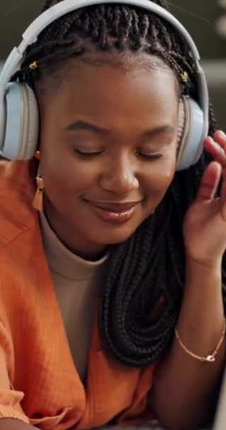 Música Auriculares Mujer Negra Portátil Sala Estar Casa Escuchando Audio — Vídeos de Stock