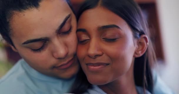 Çift Kucaklaşın Yanaktan Öpün Evlilikte Ortaklıkta Evde Sevgiyle Özenle Mutluluk — Stok video