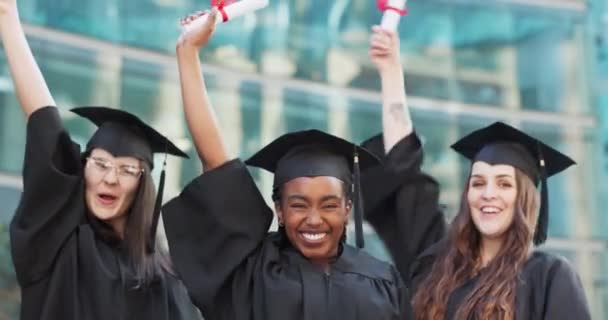 勝者や大学の証明書 ゴールの達成やキャンパスで友達を祝う エキサイティングで幸せな学生や大学の成功による肖像画の卒業証書の教育 多様性 — ストック動画