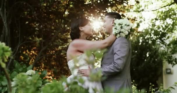 レセプションでカップルのための愛 花と結婚式で森でキス 女性と男性 ロマンス グルーメは そして未来との結婚のために自然に抱擁します — ストック動画