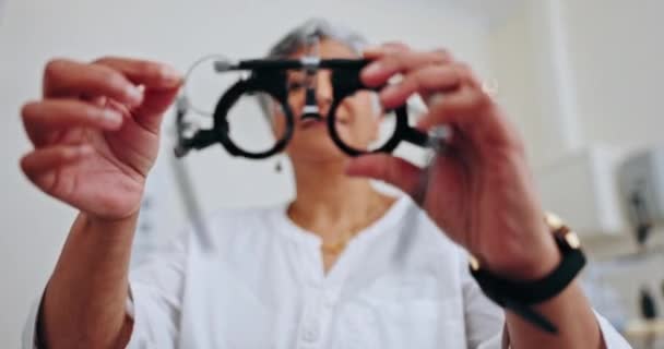 Pov Brýle Test Oči Oftalmologem Ruce Detailní Záběr Nebo Pomoc — Stock video