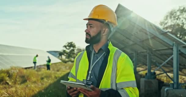 Campo Instalação Homem Tablet Solar Energia Verde Eletricidade Solar Pegada — Vídeo de Stock