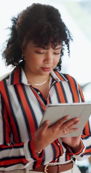 Kobieta Tablet Pisanie Maszynie Krótkim Modą Umowy Online Uśmiechem Pracy — Wideo stockowe