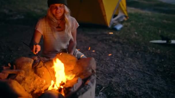 Çadır Kamp Gece Ateşli Bir Kadın Tatilde Tatilde Doğa Macerasında — Stok video