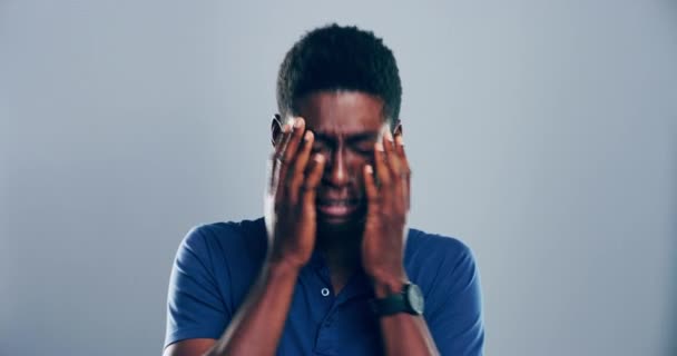 Θλιβερός Λυπημένος Και Μαύρος Άντρας Που Κλαίει Στο Στούντιο Για — Αρχείο Βίντεο