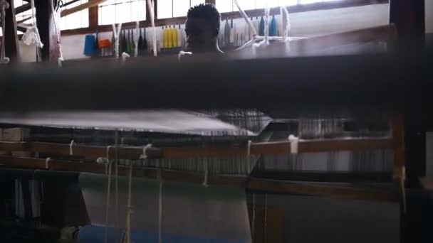 衣料品工場 職人技のマン フロアトリードル織物および糸生産 黒人男性 織物や綿工業 ウールとファブリックデザイナー — ストック動画