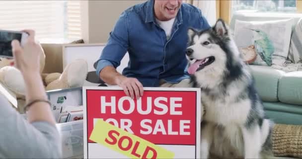 Hombre Perro Vendido Para Firmar Por Nuevo Hogar Con Foto — Vídeos de Stock
