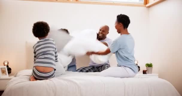 Family Pillow Fight Playing Bed Happiness Communication Peace Morning Home — Stock Video