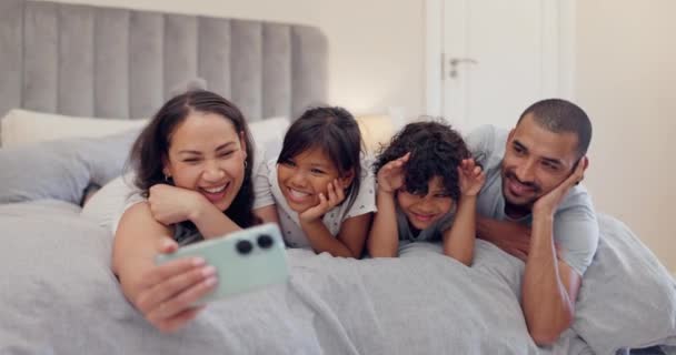 Ouders Kinderen Selfie Bed Grappige Herinnering Vredesteken Voor Konijnenoren Lachen — Stockvideo