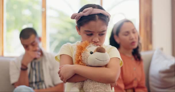 离异的父母和玩具熊在冲突或争论中寻求安慰 支持或拥抱 孩子和听到愤怒的爸爸妈妈在客厅里与创伤 恐惧或焦虑作斗争 — 图库视频影像