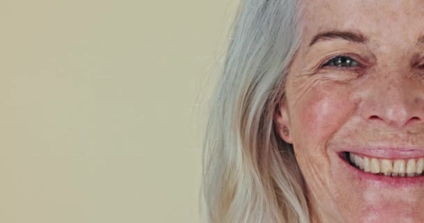 Twarz Naturalne Piękno Starsza Kobieta Studiu Odizolowana Zielonym Tle Portret — Wideo stockowe