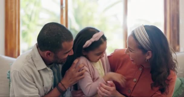 Aile Sevgi Ebeveynler Evlerinin Oturma Odasındaki Bir Kanepede Kızlarını Gıdıklıyorlar — Stok video