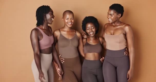 Abrazo Cara Modelos Africanos Con Cuidado Piel Piel Brillante Resultados — Vídeos de Stock