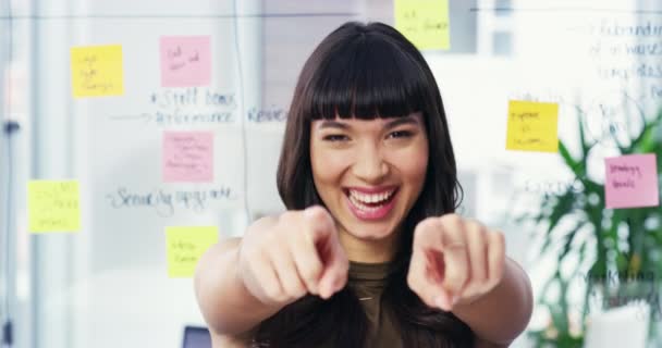 Face Menunjuk Kepada Anda Dan Bisnis Dengan Wanita Tersenyum Dan — Stok Video