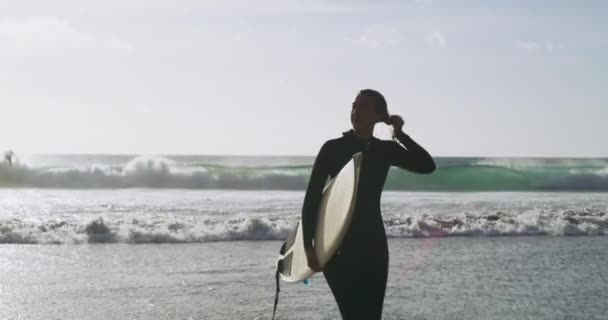 Pláž Surfování Sportovní Ženy Chodit Dokončit Hotovo Vodní Aktivitou Školení — Stock video