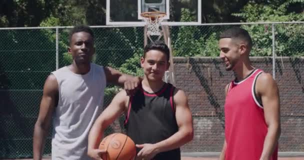 篮球运动员和肖像画在室外场地上 与朋友 快乐的男人一起面带微笑 运动和友谊 运动员和竞赛 锻炼和共同享受的比赛 — 图库视频影像