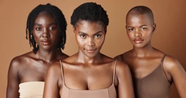 Ευτυχισμένο Πρόσωπο Φυσικά Μοντέλα Ομορφιά Λαμπερό Δέρμα Afro Απομονώνονται Καφέ — Αρχείο Βίντεο