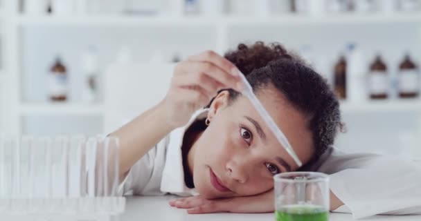 Araştırma Yenilik Geliştirme Laboratuarında Bir Kadınla Bilim Deney Örnek Kimyasal — Stok video
