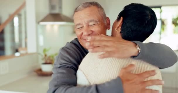 上了年纪的夫妻 爱和拥抱在家里 笑和结合在一起浪漫 快乐的老年男女拥抱在一起 享受退休生活 关心并致力于婚姻 支持或信任 — 图库视频影像