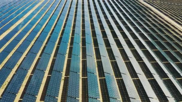 Drone Paneli Słonecznych Gruntów Elektrowni Lub Energii Odnawialnej Dla Zrównoważonego — Wideo stockowe