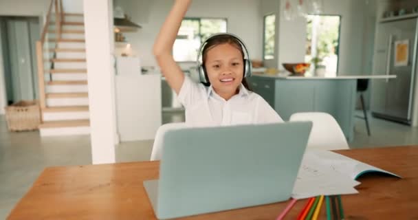 ヘッドフォンで教育のために育てられた少女 ラップトップ ハンドは バーチャル教室で興奮したり質問したりします 子供の学生 コンピュータ オーディオテクノロジーのE収入 オンラインクラス 家庭でのビデオ通話 — ストック動画